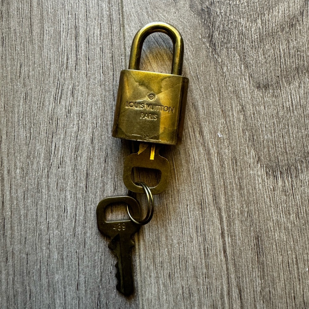 Louis Vuitton lock with 2 keys 🤎💛